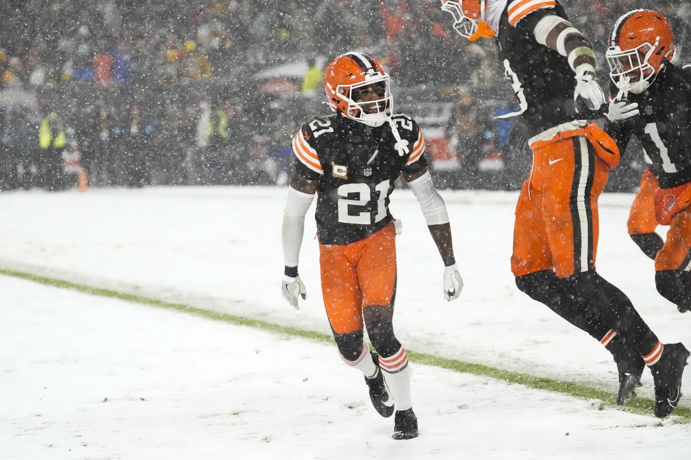 Nick Chubb plows through heavy snow for 2-yard TD, giving Browns 24-19 win over Steelers | iNFOnews.ca Nick Chubb plows through heavy snow for 2-yard TD, giving Browns 24-19 win over Steelers | iNFOnews.ca
