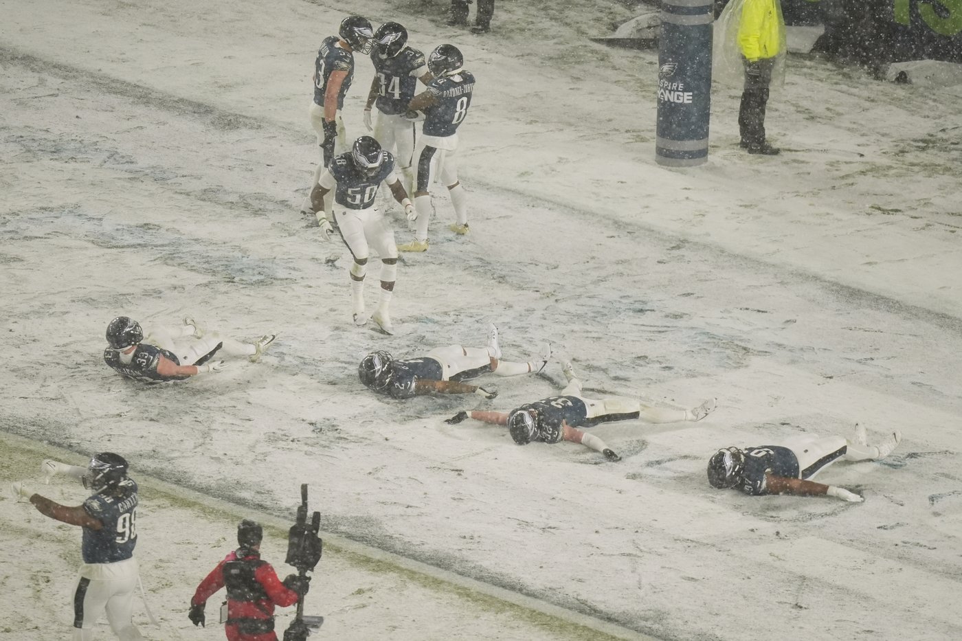 Barkley runs for 78- and 62-yard TDs in the snow and Eagles top Rams 28-22 to head to NFC title game | iNFOnews.ca Barkley runs for 78- and 62-yard TDs in the snow and Eagles top Rams 28-22 to head to NFC title game | iNFOnews.ca