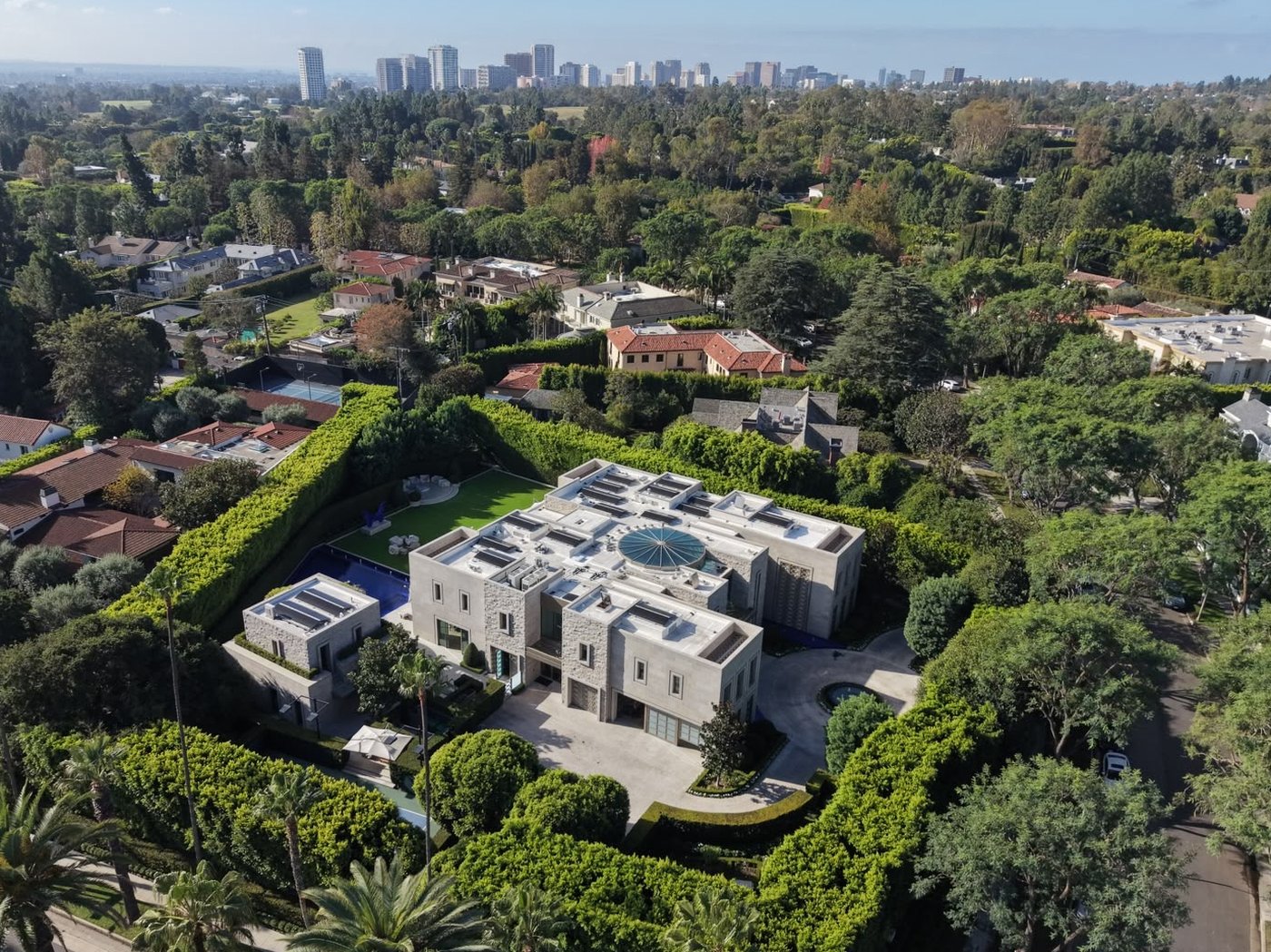 AP sources: Federal agents search Beverly Hills mansion in investigation of ex-Rep. Eric Swalwell | iNFOnews.ca