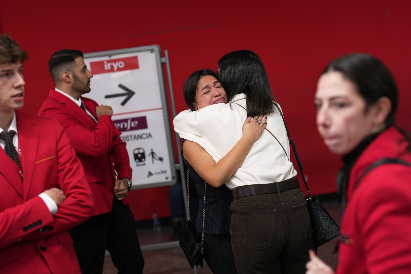 Families hold out hope for loved ones missing after deadly Spain train crash | iNFOnews.ca Families hold out hope for loved ones missing after deadly Spain train crash | iNFOnews.ca