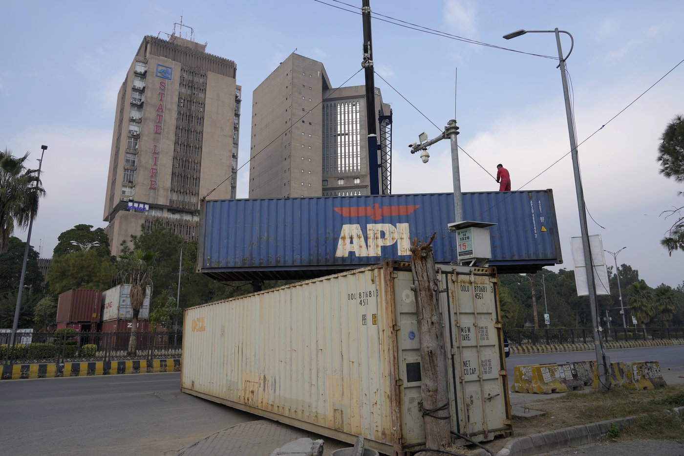Pakistan seals off its capital ahead of a planned rally by Imran Khan supporters | iNFOnews.ca Pakistan seals off its capital ahead of a planned rally by Imran Khan supporters | iNFOnews.ca