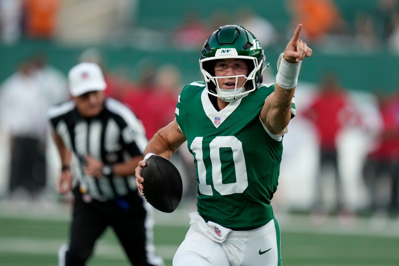 Rookie Cade Klubnik leads 2 scoring drives after Geno Smith is scratched in Jets' 24-16 loss to Bucs | iNFOnews.ca