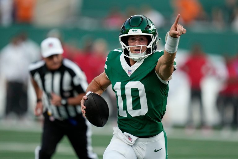 Rookie Cade Klubnik leads 2 scoring drives after Geno Smith is scratched in Jets' 24-16 loss to Bucs | iNFOnews.ca