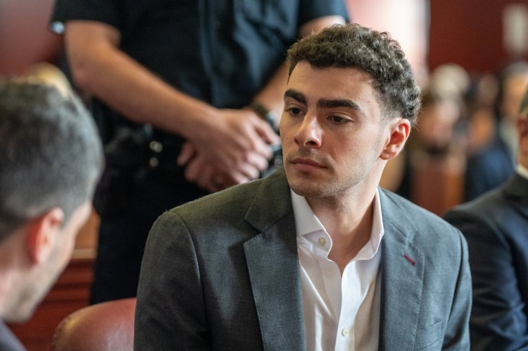 New York prosecutors seek to sustain their case against Luigi Mangione, despite his federal plea | iNFOnews.ca