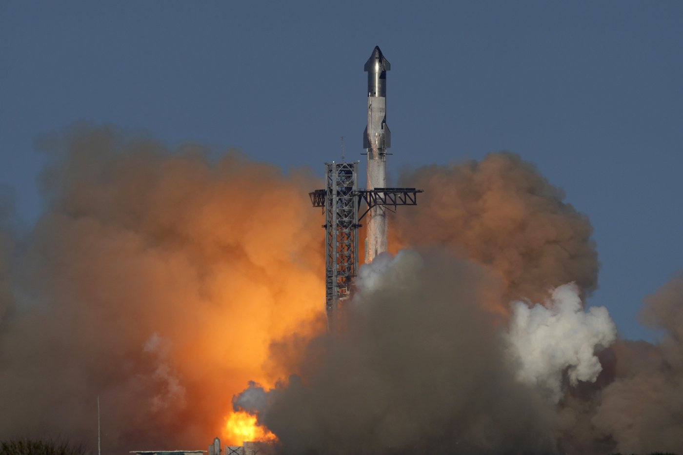 SpaceX launches giant Starship rocket, but aborts attempt to catch booster with mechanical arms | iNFOnews.ca