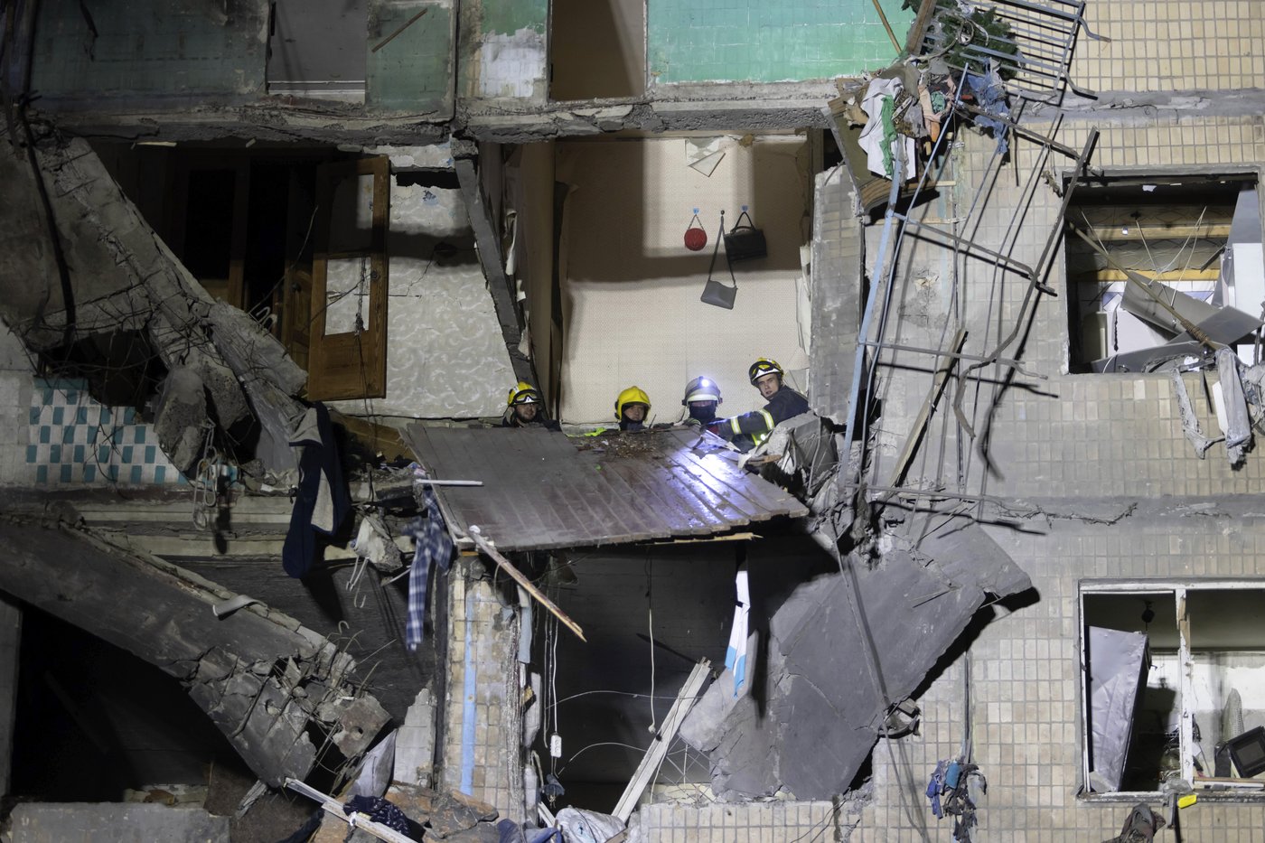 12 injured after a Russian glide bomb smashes into a Ukrainian apartment building | iNFOnews.ca 12 injured after a Russian glide bomb smashes into a Ukrainian apartment building | iNFOnews.ca