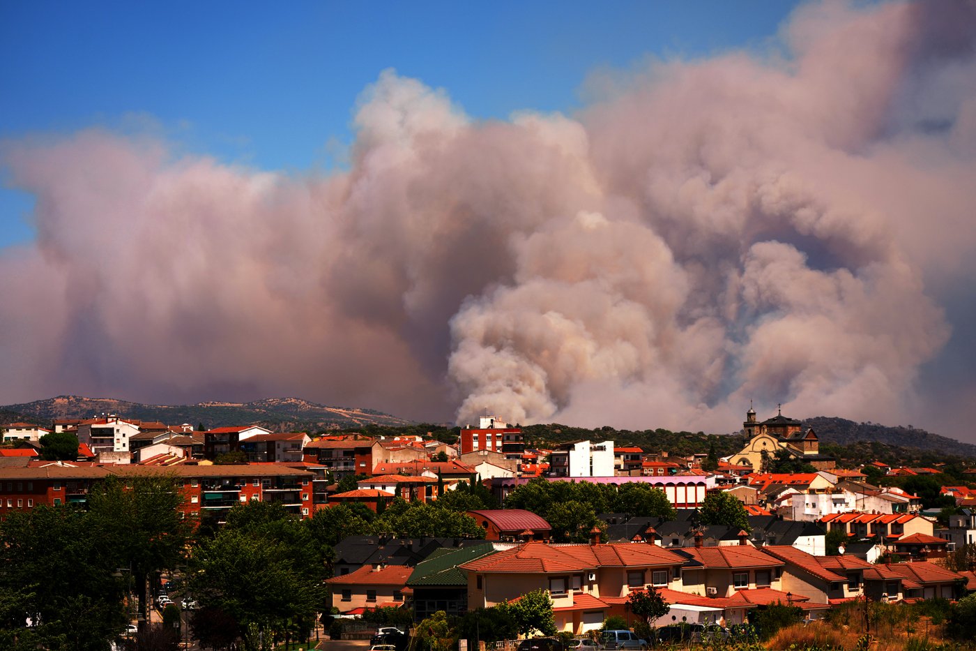 Europe battles fast-moving wildfires sweeping across Spain and France, in photos | iNFOnews.ca
