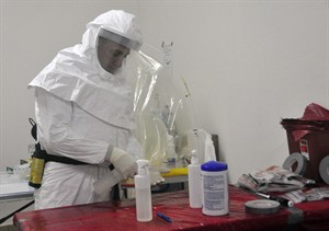 Psychologists help all struggle with the burden of being in the Ebola zone | iNFOnews.ca CP30312488