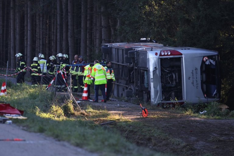 Bus carrying Filipino tourists overturns on way to Germany's Oktoberfest, killing 2 | iNFOnews.ca
