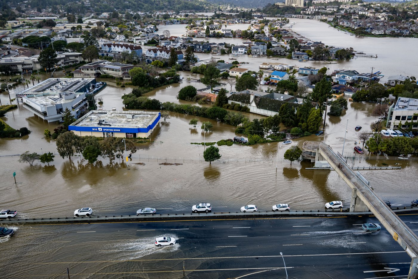 Heavy rain, high tides cause flooding along stretch of Northern California | iNFOnews.ca