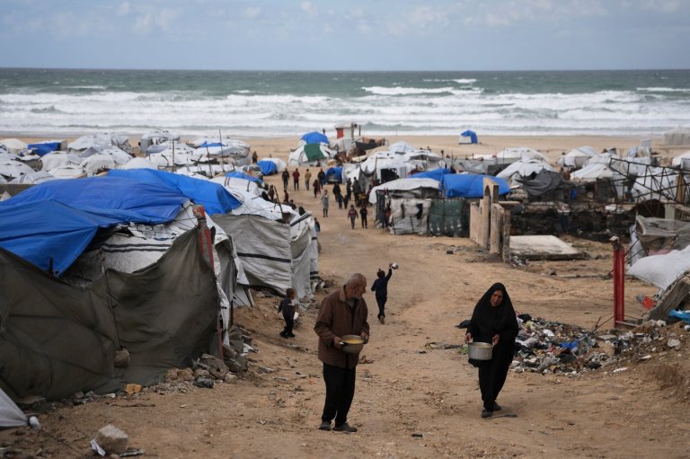 Freezing rain floods Gaza camps and leaves displaced Palestinians in dire conditions | iNFOnews.ca