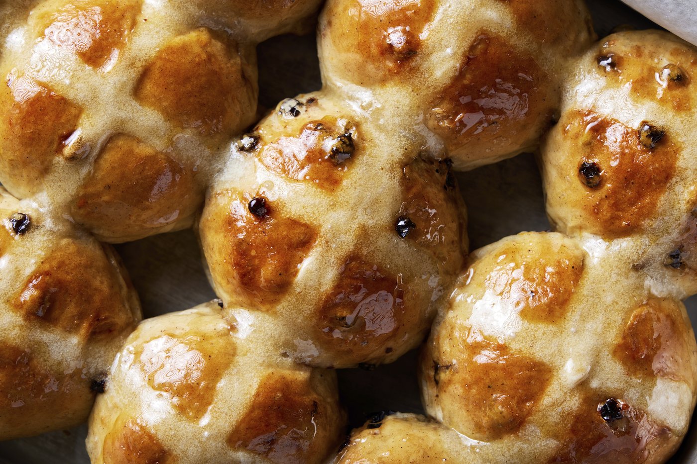 Bourbon-plumped currants enhance the flavor of hot cross buns for Easter | iNFOnews.ca