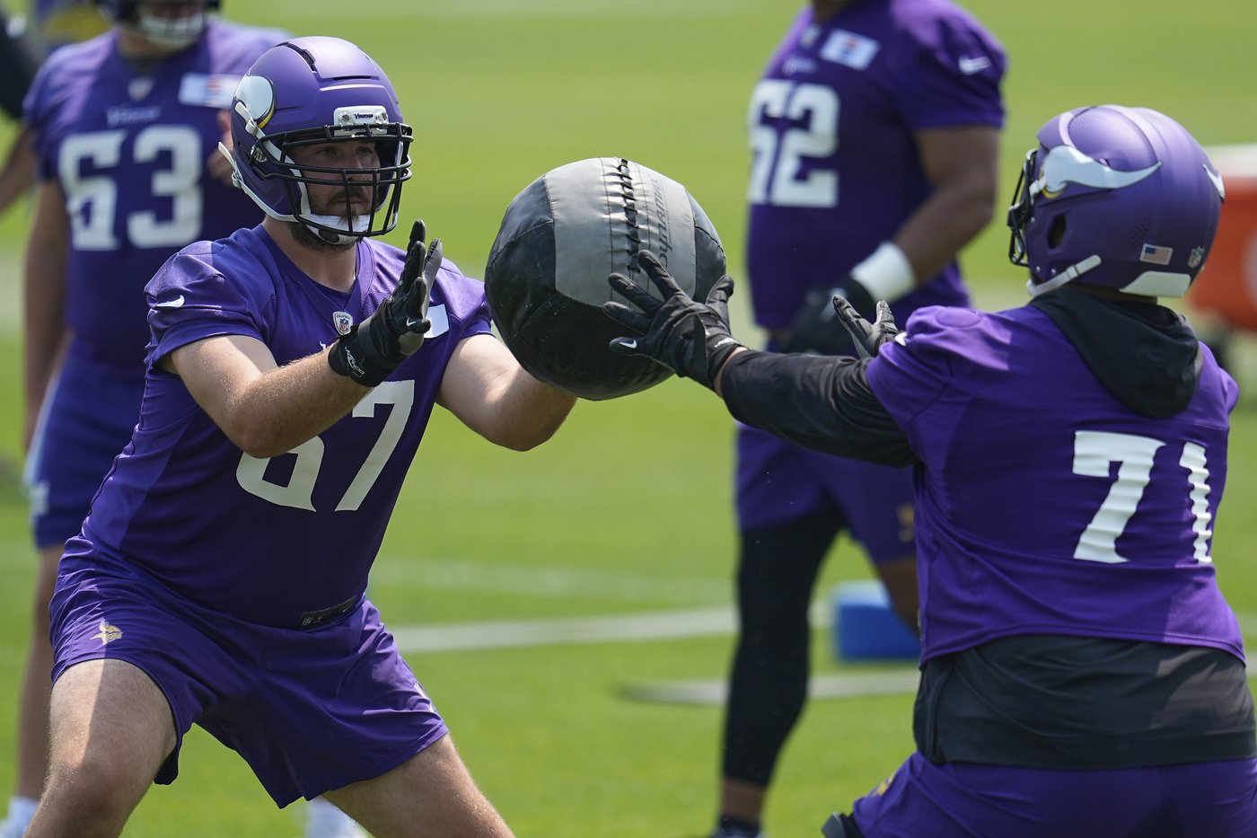 Vikings agree to 3-year contract with TE Josh Oliver, ease LT Christian Darrisaw back into practice | iNFOnews.ca