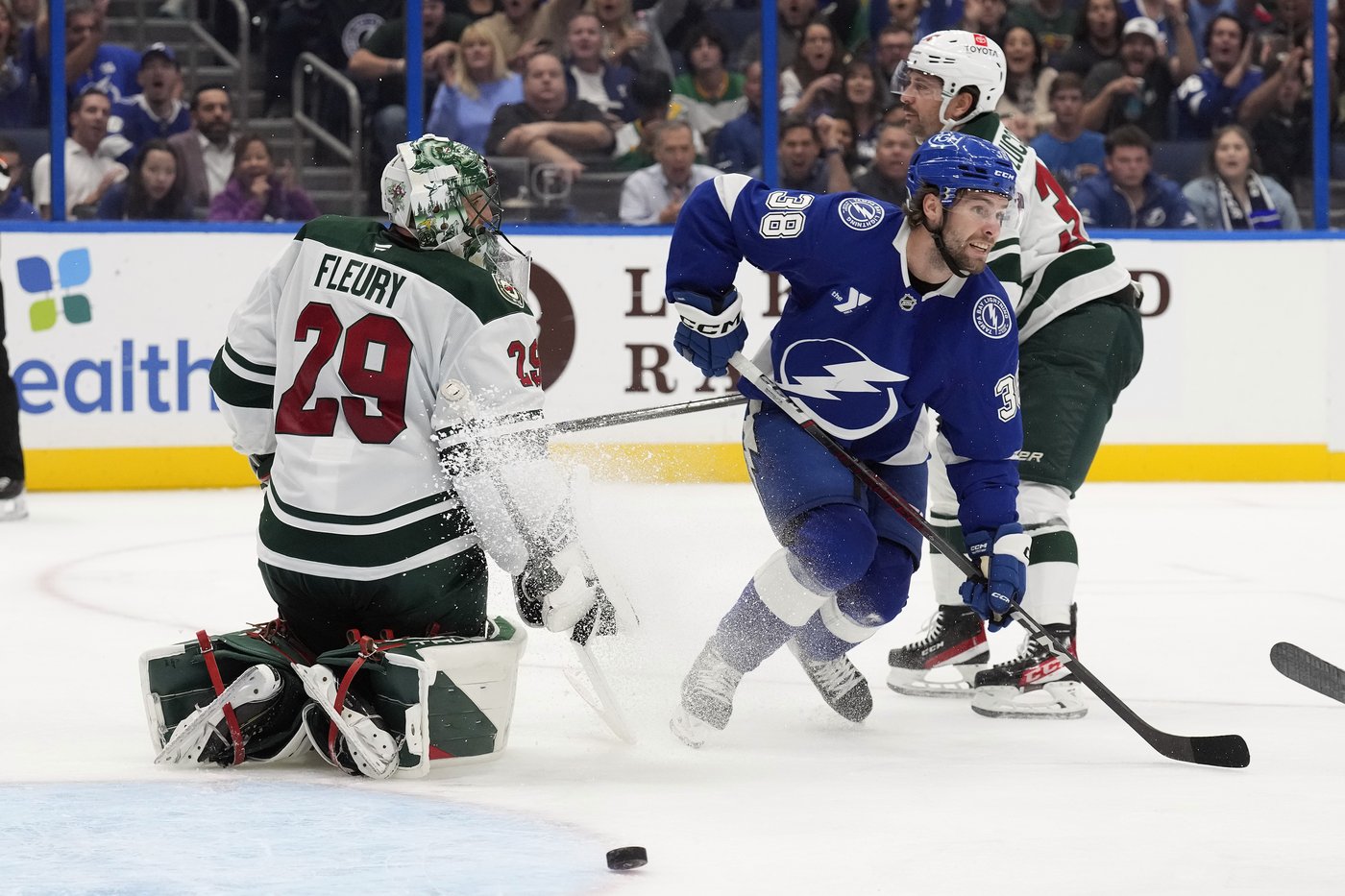Matt Boldy breaks 3rd-period tie, Wild top Lightning 4-2 to remain unbeaten in regulation | iNFOnews.ca