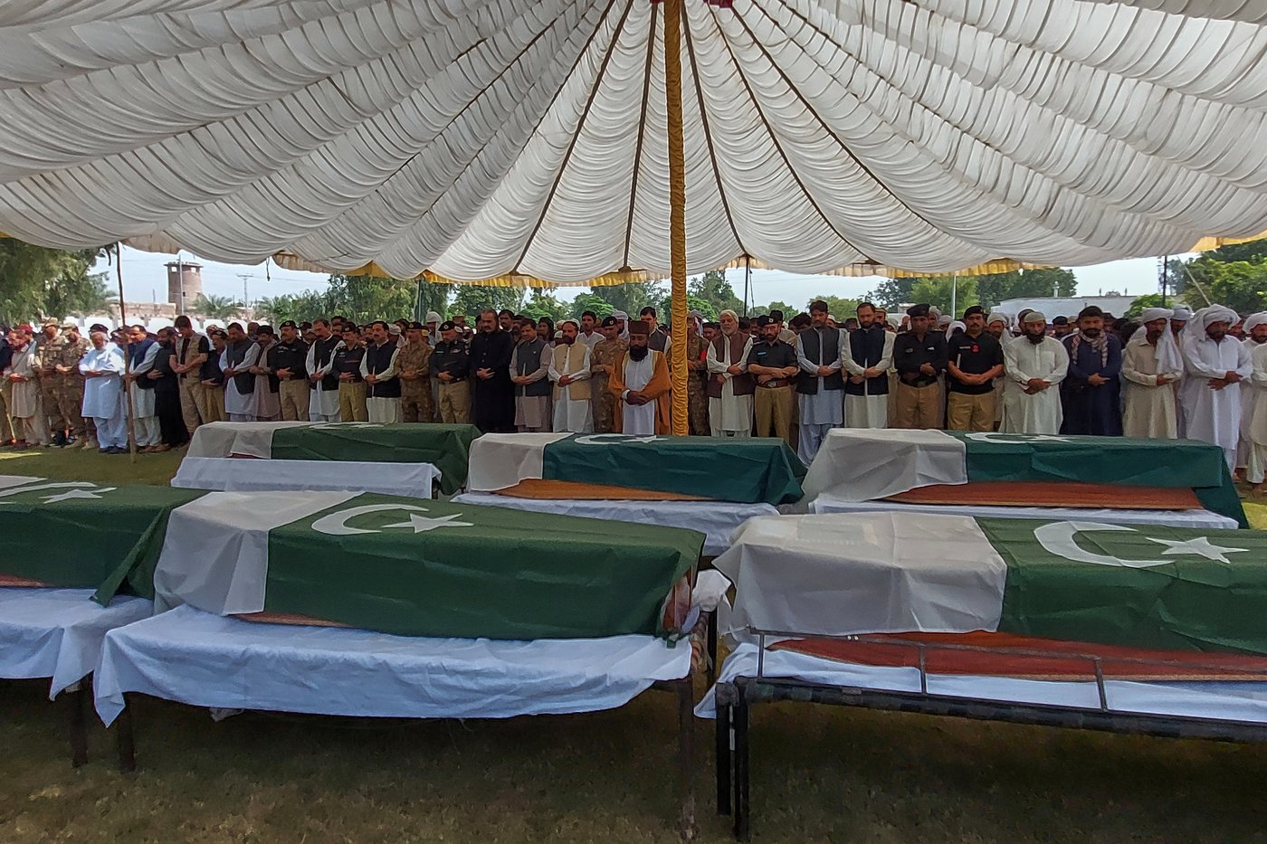 Militant attack on Pakistani police station kills at least 7 officers and wounds 13 | iNFOnews.ca Militant attack on Pakistani police station kills at least 7 officers and wounds 13 | iNFOnews.ca