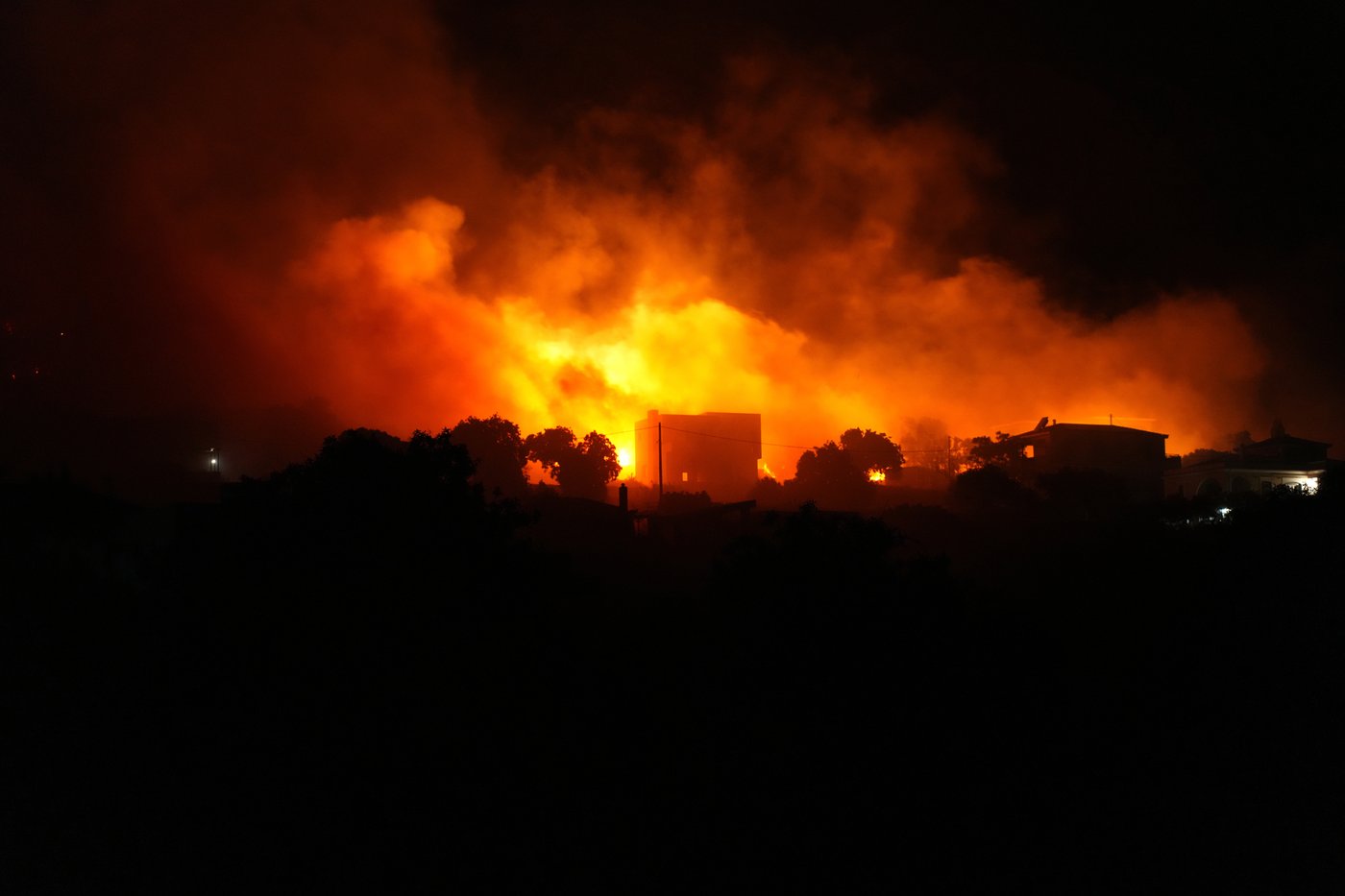 More than 100 firefighters battle large wildfire on eastern Greek island of Chios | iNFOnews.ca More than 100 firefighters battle large wildfire on eastern Greek island of Chios | iNFOnews.ca