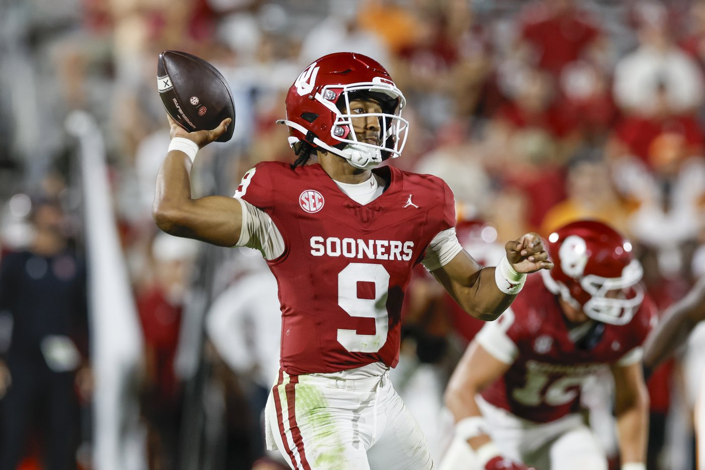 Oklahoma QB situation uncertain after Arnold struggles, Hawkins sparks in loss to Tennessee | iNFOnews.ca