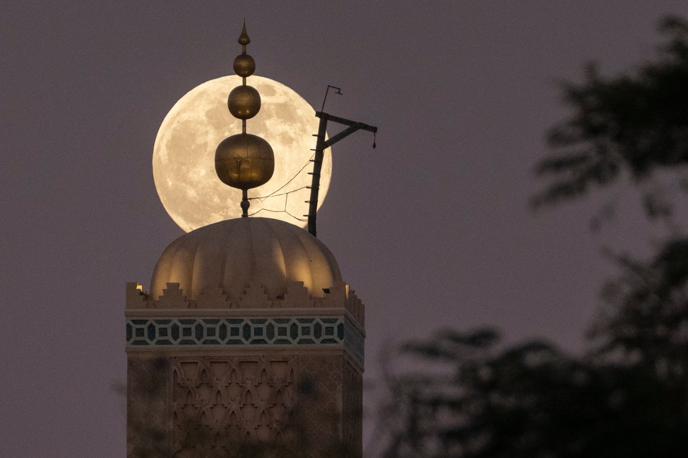 Photos show the last supermoon of the year shining in December skies | iNFOnews.ca