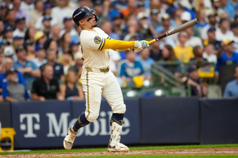 Contreras delivers and Milwaukee's bullpen shines as the Brewers top the Dodgers 7-4 in NLCS Game 2 | iNFOnews.ca