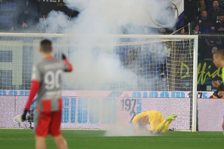 Inter Milan match briefly halted after flare hits Cremonese goalkeeper | iNFOnews.ca