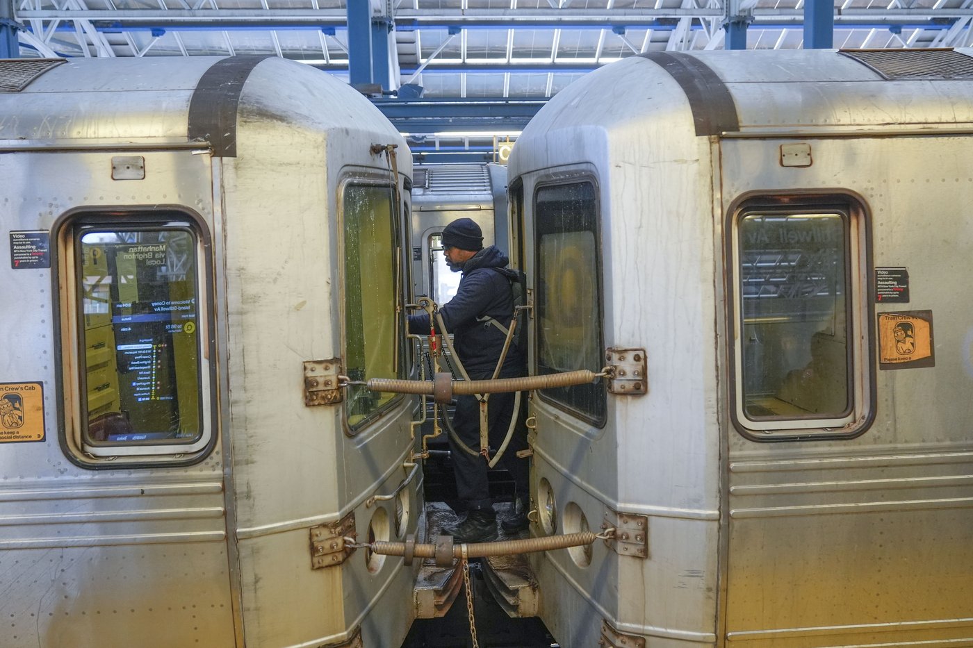 Kids in New York keep dying while 'subway surfing' on top of trains. Can they be stopped? | iNFOnews.ca Kids in New York keep dying while 'subway surfing' on top of trains. Can they be stopped? | iNFOnews.ca