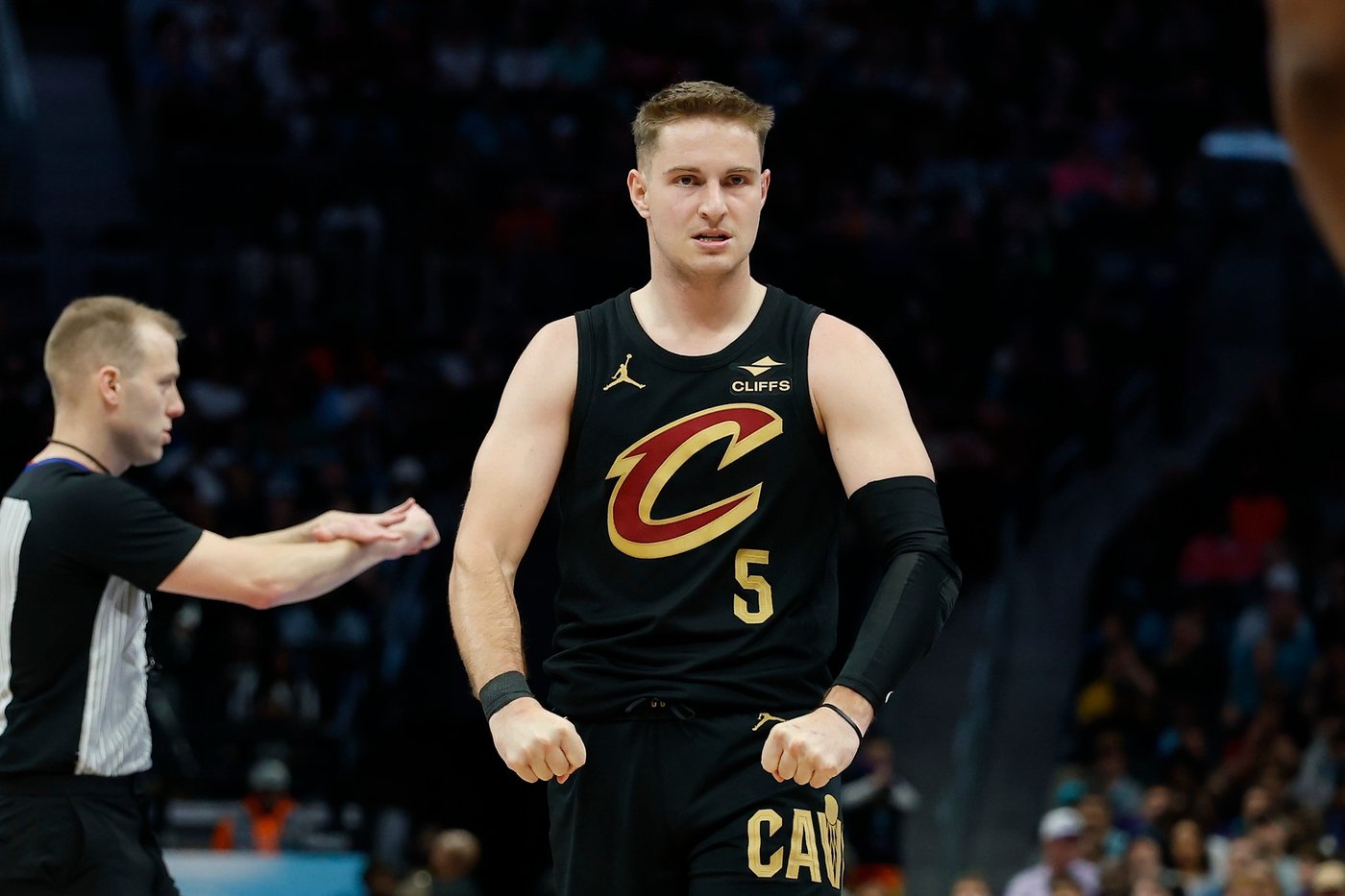 Mitchell takes over late as the Cavaliers survive a Hornets scare for a seventh straight win | iNFOnews.ca