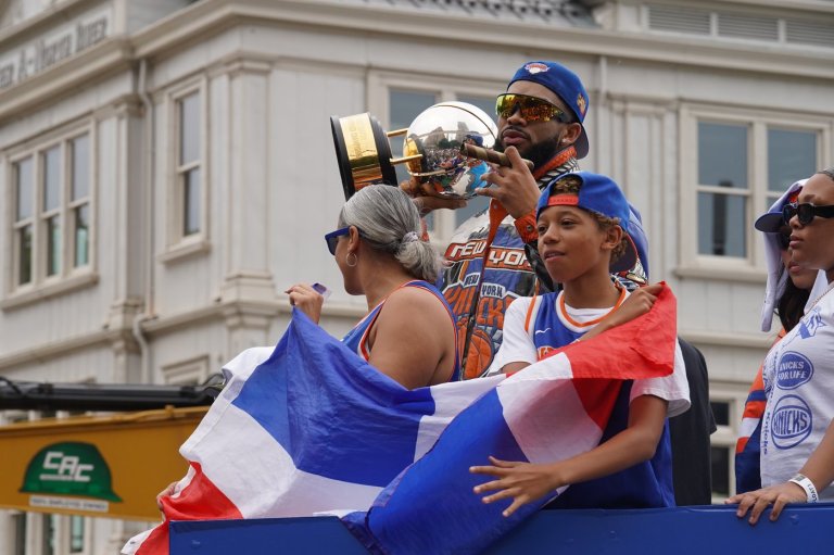 New York Knicks parade brings generations of fans into the streets | iNFOnews.ca
