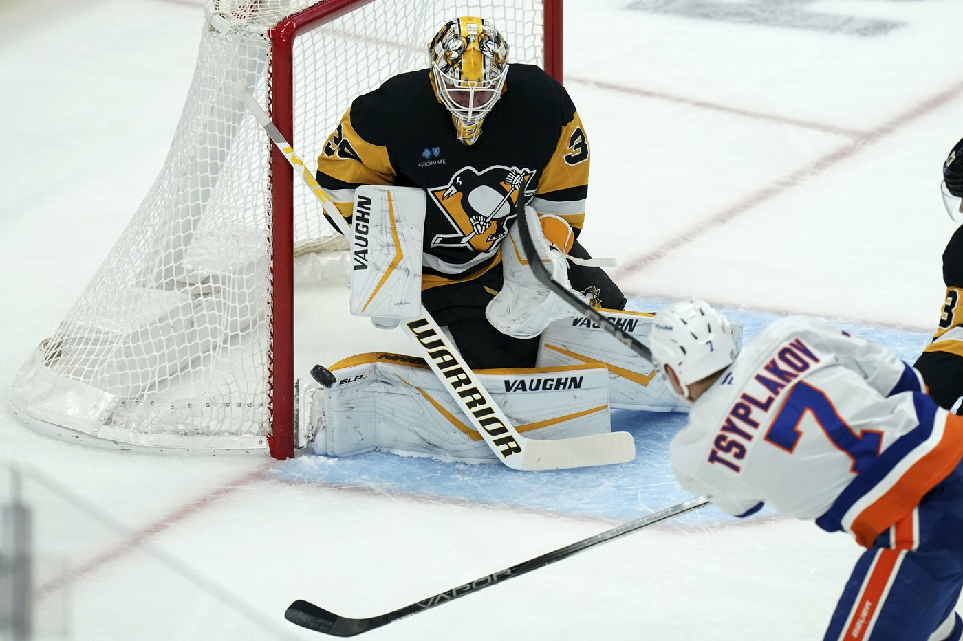 Crosby breaks Lemieux's Penguins career assists record in 3-2 victory over the Islanders | iNFOnews.ca