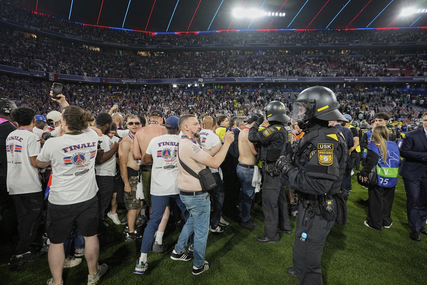 Police have to hold back PSG fans as they try to rush the field after Champions League win | iNFOnews.ca Police have to hold back PSG fans as they try to rush the field after Champions League win | iNFOnews.ca