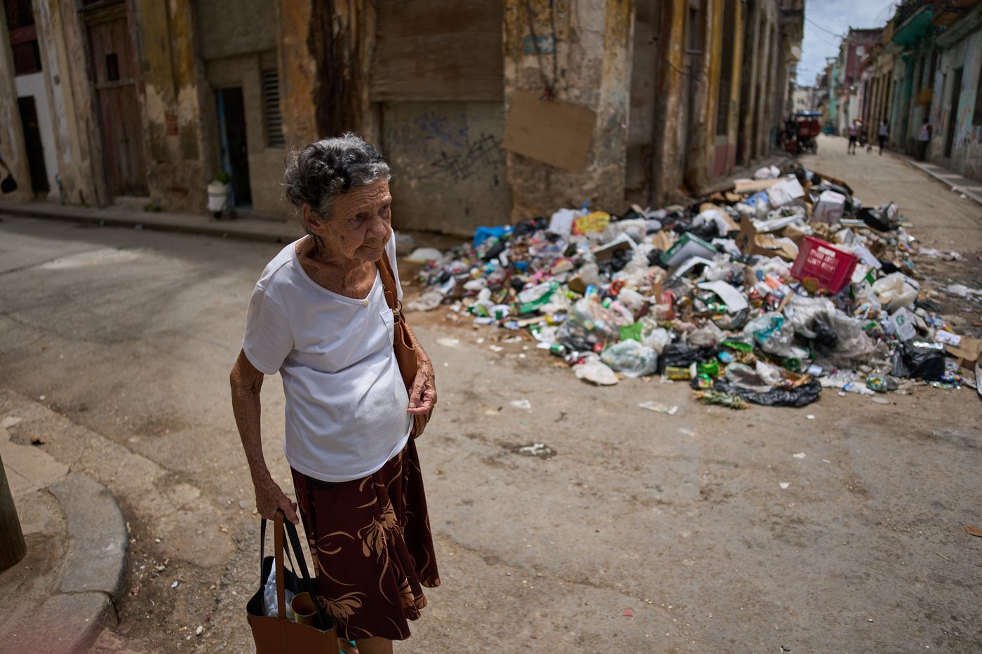 PHOTO ESSAY: AP photos capture elderly Cubans coping with deepening economic crisis | iNFOnews.ca