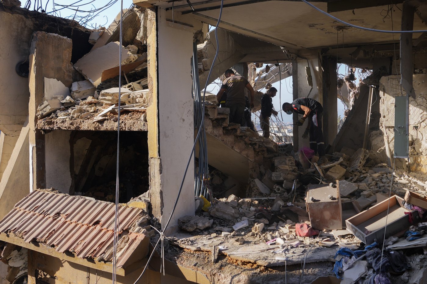 Rescuers pull 30 bodies from a building in central Lebanon hit in an Israeli strike | iNFOnews.ca