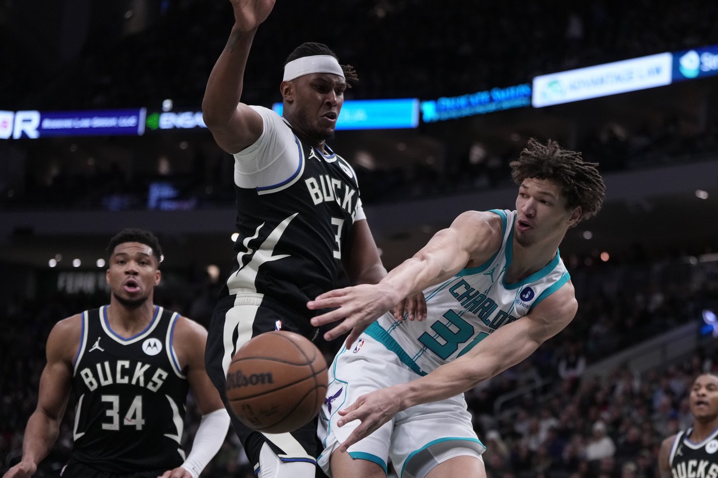 Antetokounmpo's dunk in closing seconds gives Bucks 122-121 win over Hornets | iNFOnews.ca