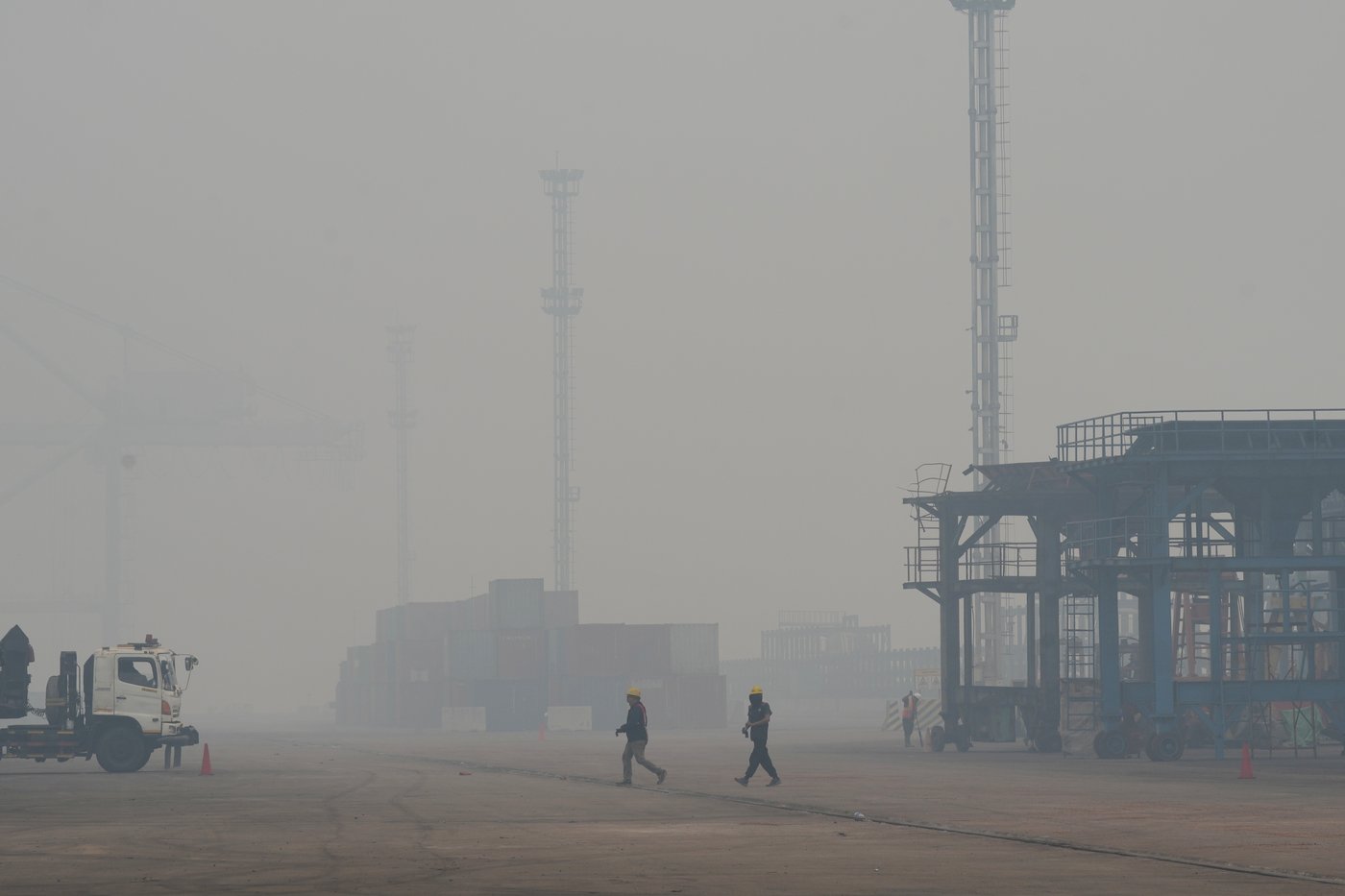 Japan deploys equipment to Indonesia's Borneo to help fight wildfires causing toxic haze | iNFOnews.ca Japan deploys equipment to Indonesia's Borneo to help fight wildfires causing toxic haze | iNFOnews.ca