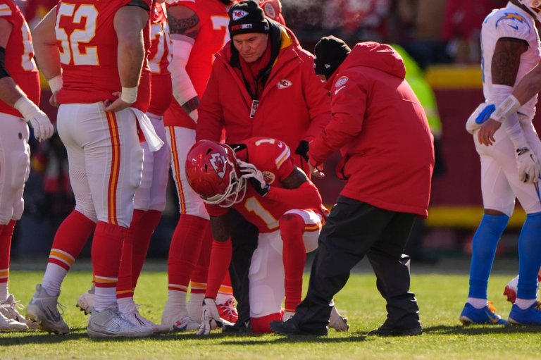 Chiefs' Xavier Worthy being evaluated for concussion after head injury against Chargers | iNFOnews.ca