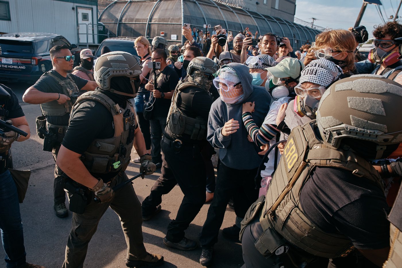 Photos show protestors and ICE agents clashing outside a New Jersey detention center | iNFOnews.ca