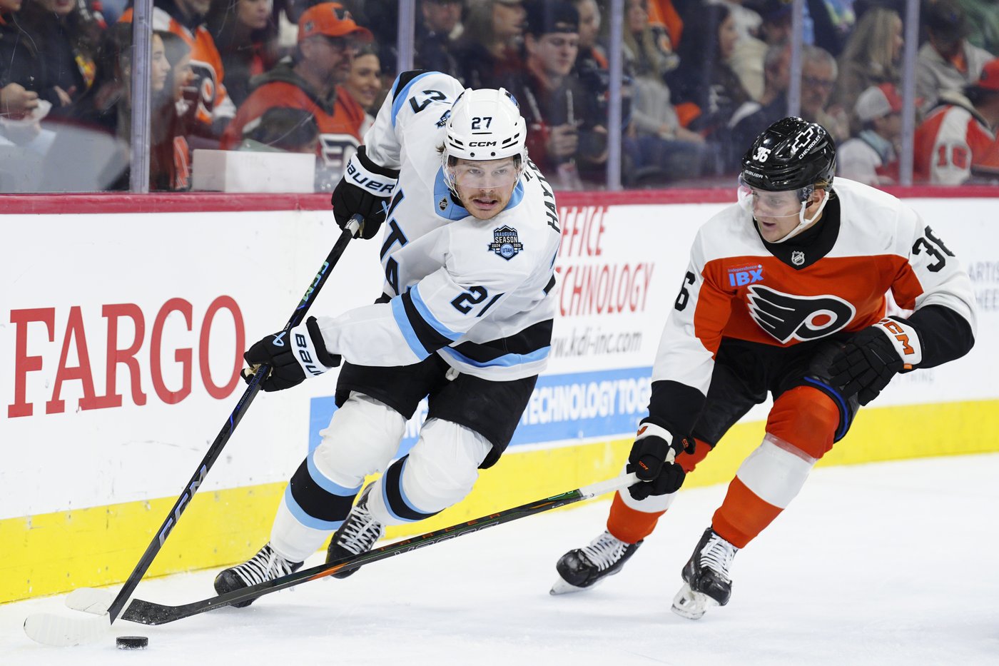 Logan Cooley breaks tie on power play, helps Utah beat the Flyers 4-2 | iNFOnews.ca