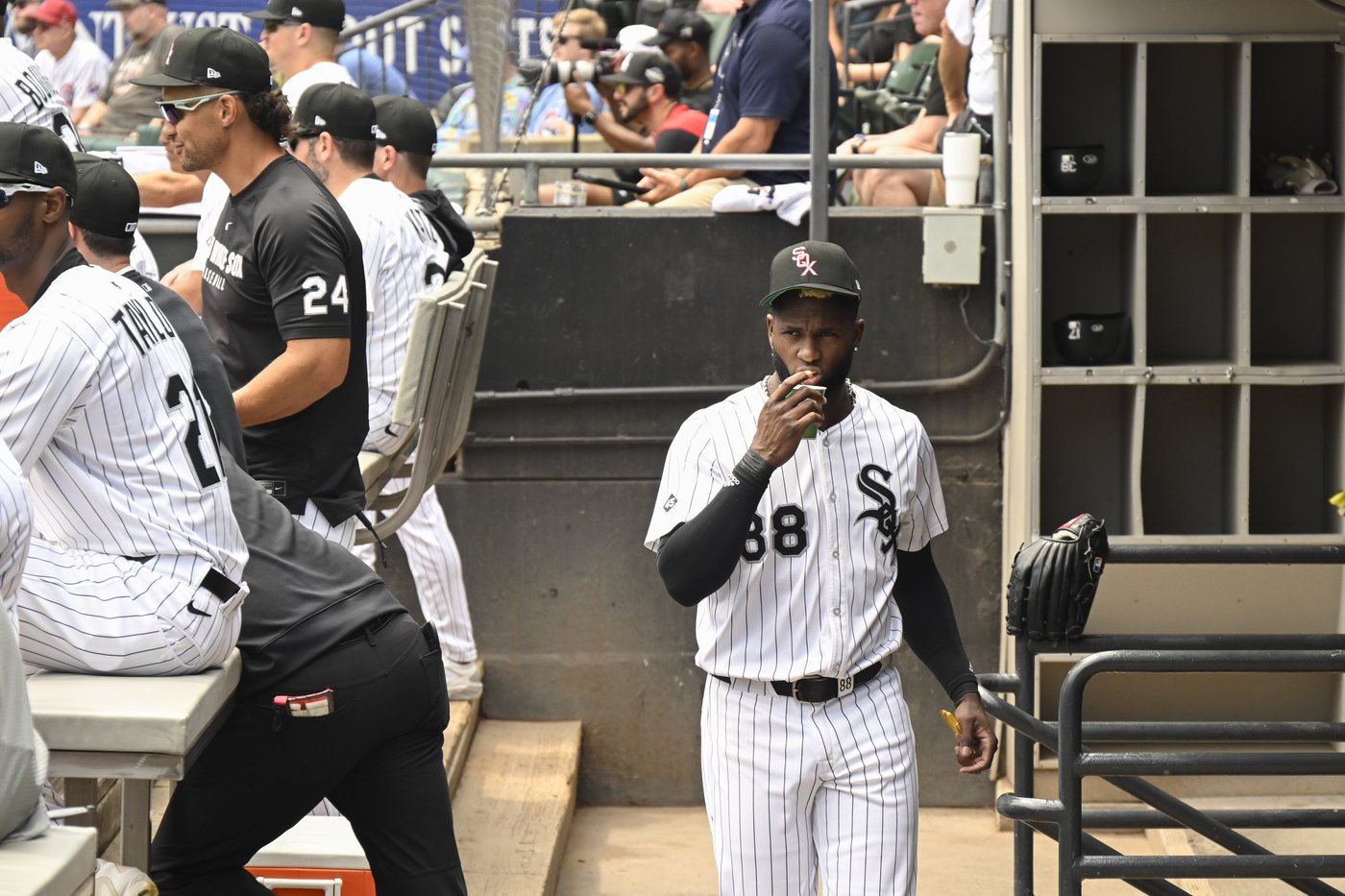 White Sox slugger Luis Robert Jr. being evaluated after he was hit by a pitch | iNFOnews.ca