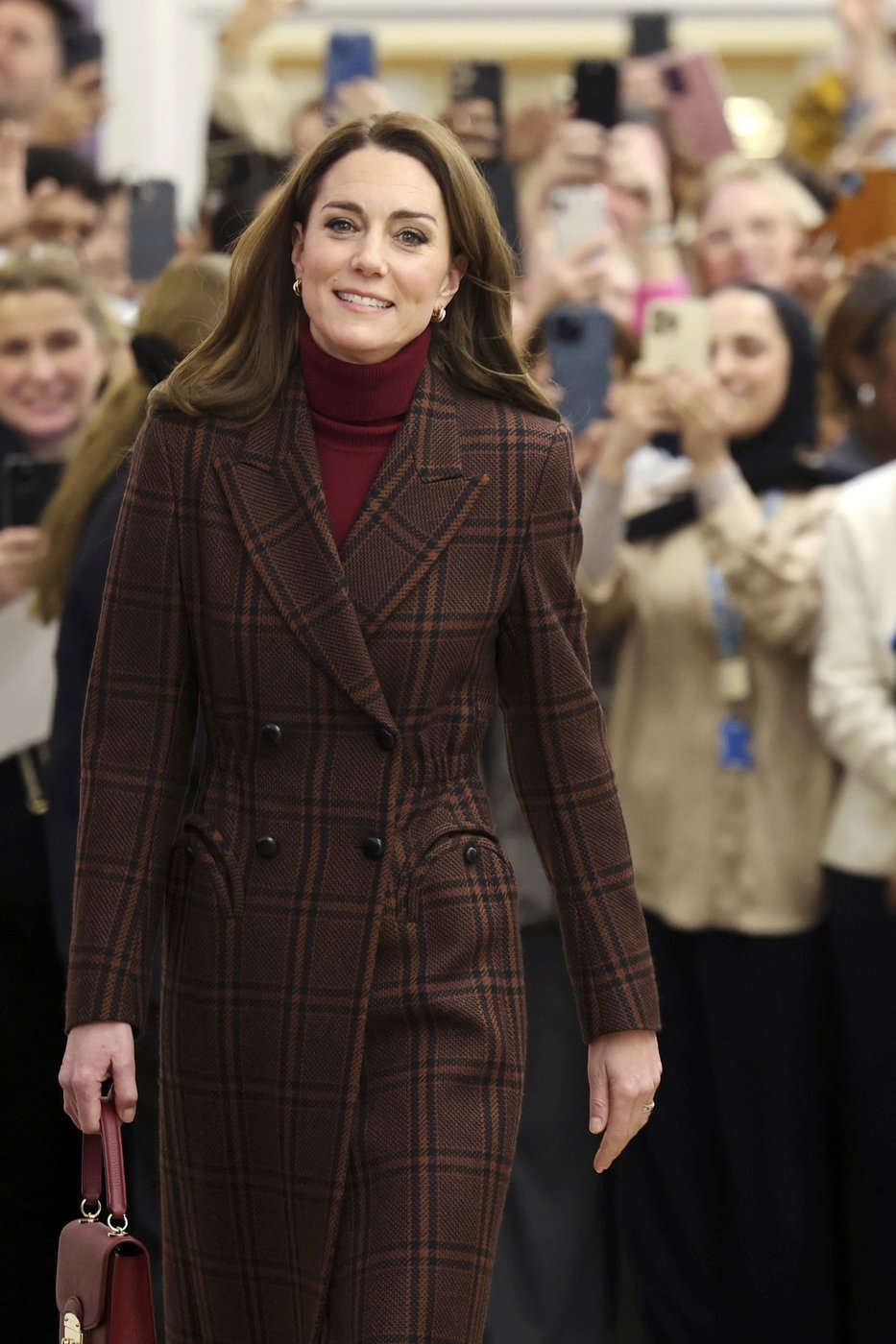 Kate returns to cancer center where she was treated to offer gratitude to medical teams | iNFOnews.ca