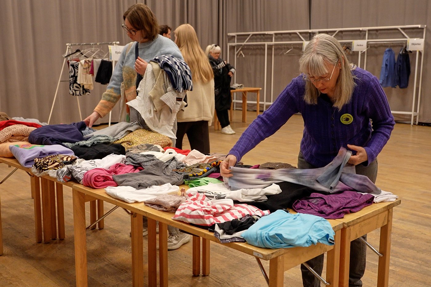 Sweden's secondhand clothing swaps offer a trendy way to cut environmental waste | iNFOnews.ca
