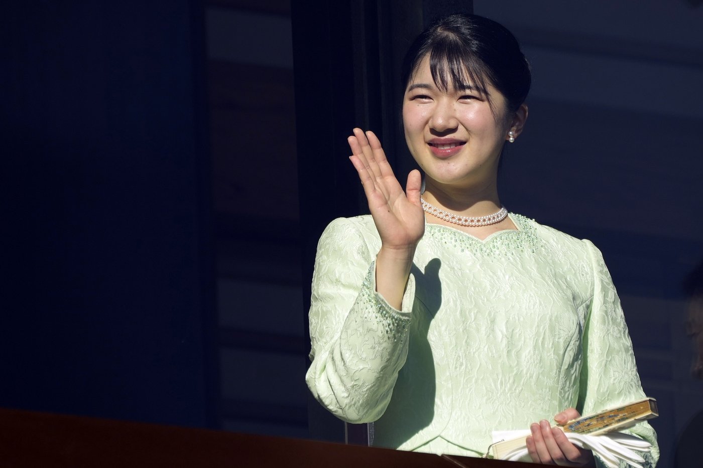 Japanese emperor and his family greet flag-waving crowd at the palace for New Year's | iNFOnews.ca