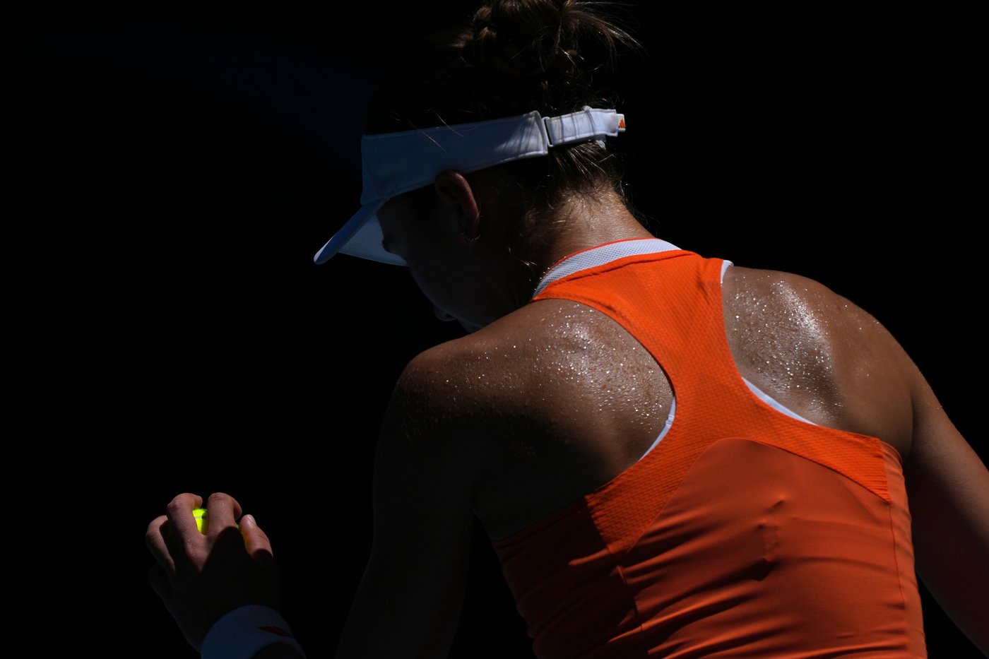 Spectators and players try to cool down during Australian Open heatwave | iNFOnews.ca