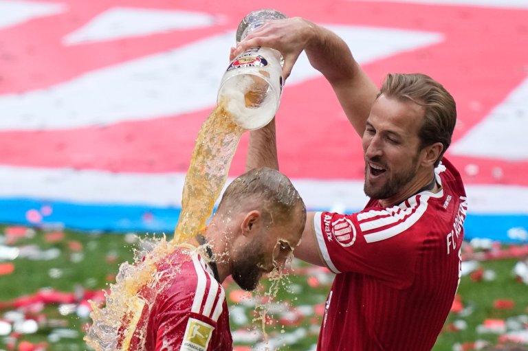Bayern Munich finally receives Bundesliga trophy and celebrates | iNFOnews.ca