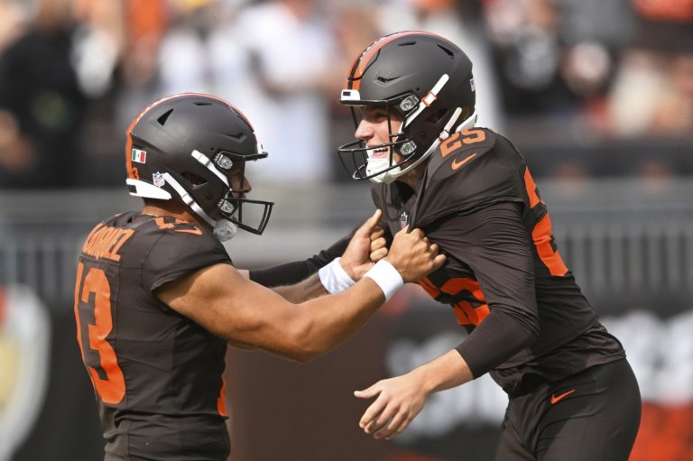 Andre Szmyt's 55-yard field goal as time expires rallies Browns to 13-10 victory over Packers | iNFOnews.ca