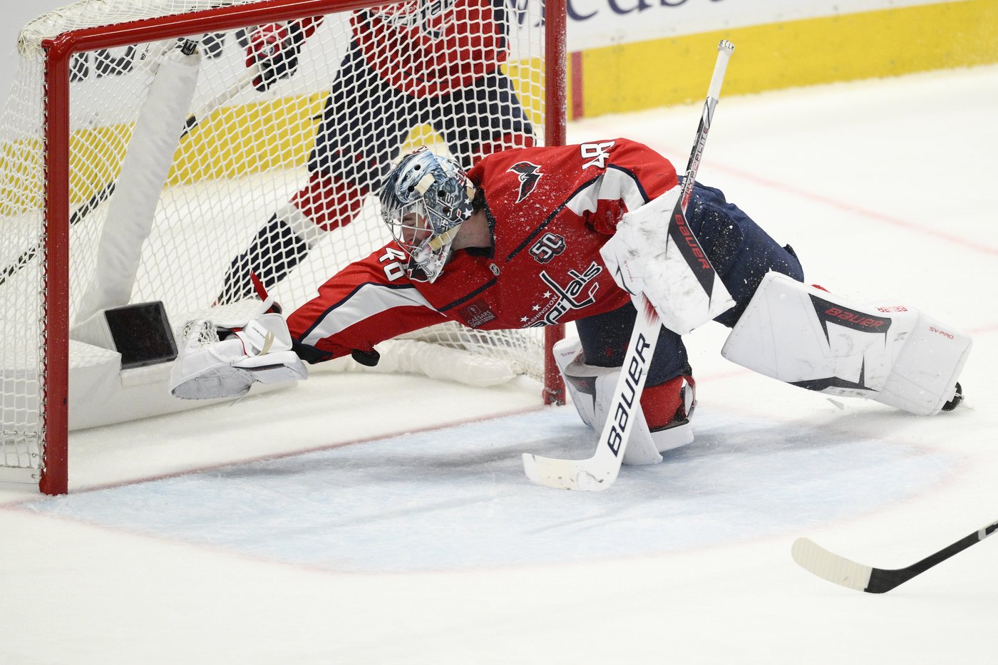 Logan Thompson's superb goaltending puts the Capitals up 2-0 on the Canadiens in the series | iNFOnews.ca