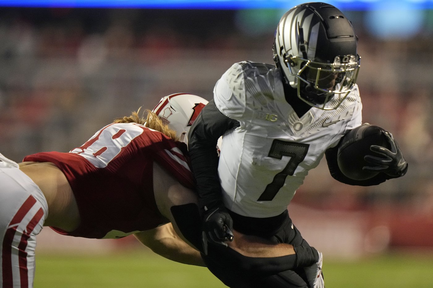 No. 1 Oregon rallies in 4th quarter to beat Wisconsin 16-13 | iNFOnews.ca