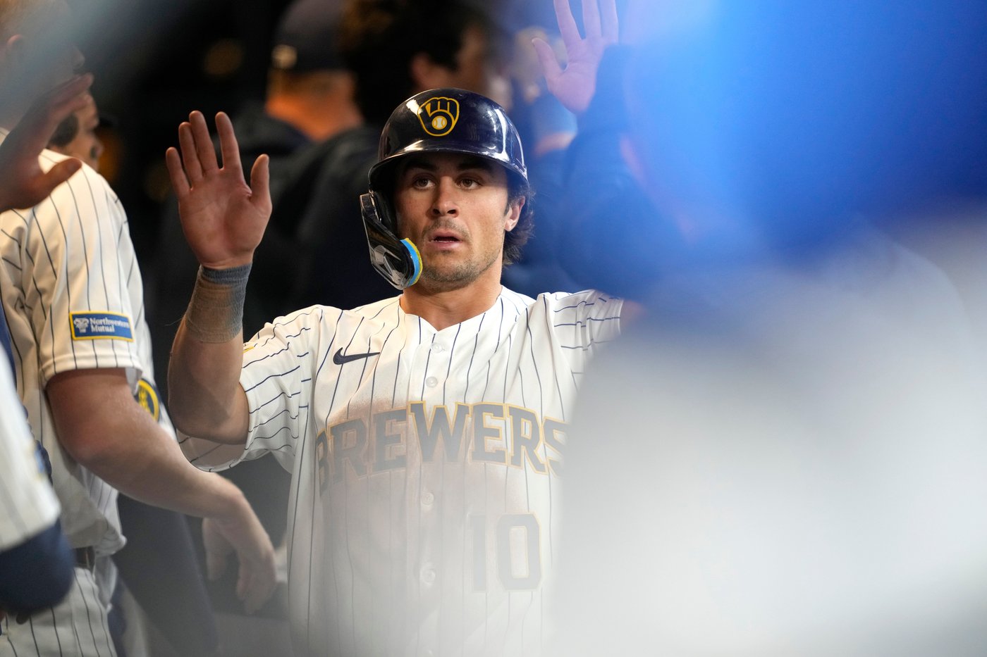 Christian Yelich homers to cap a 6-run rally in the 8th inning as Brewers beat White Sox 9-7 | iNFOnews.ca