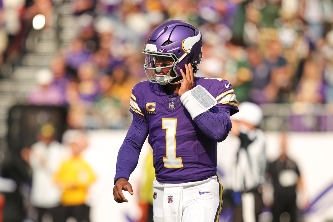 Vikings QB Murray leaves his debut in the 1st quarter with a concussion after a hit to the head | iNFOnews.ca Vikings QB Murray leaves his debut in the 1st quarter with a concussion after a hit to the head | iNFOnews.ca