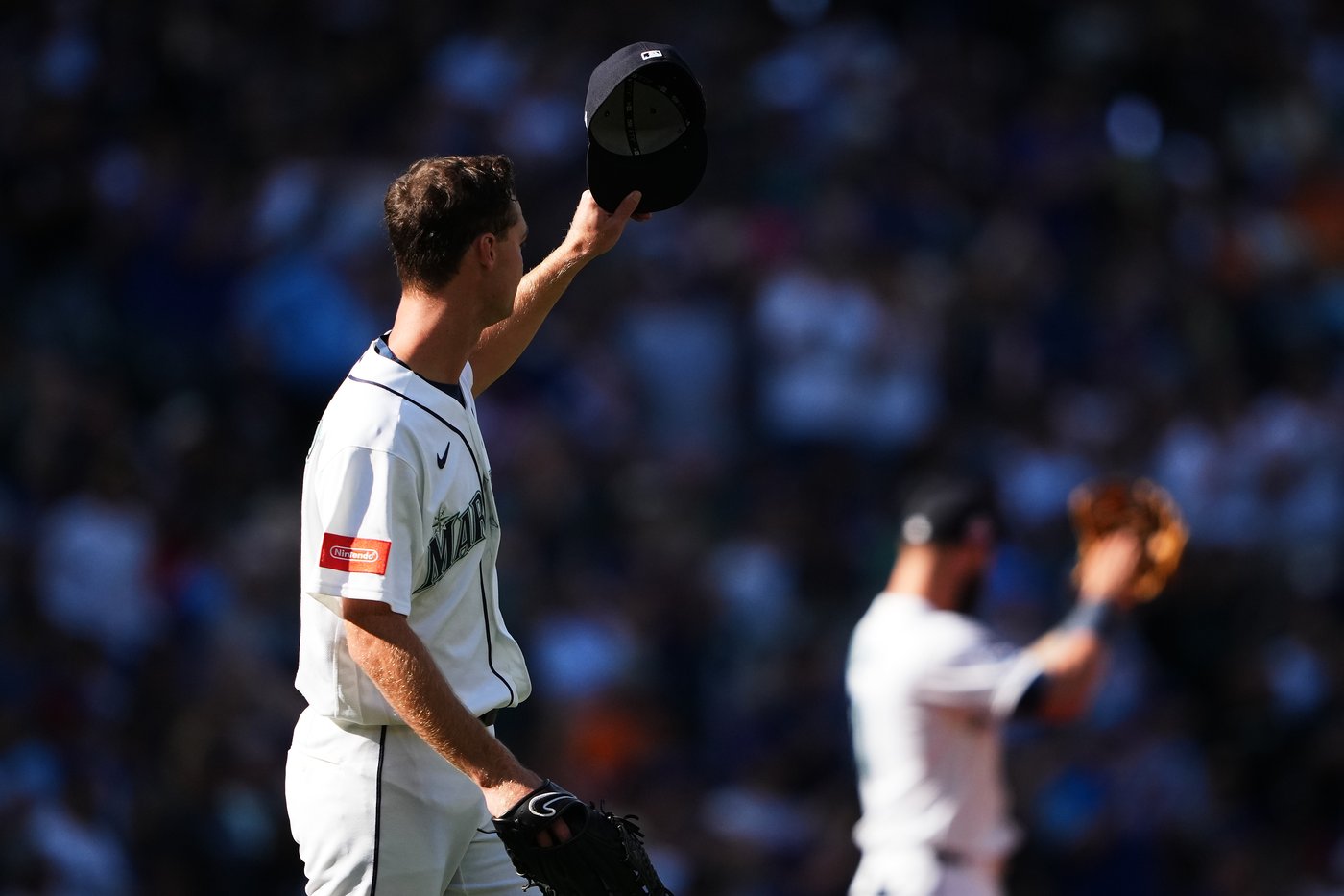 Mariners’ Kade Anderson signs autographs, takes it all in before impressing in big league debut | iNFOnews.ca