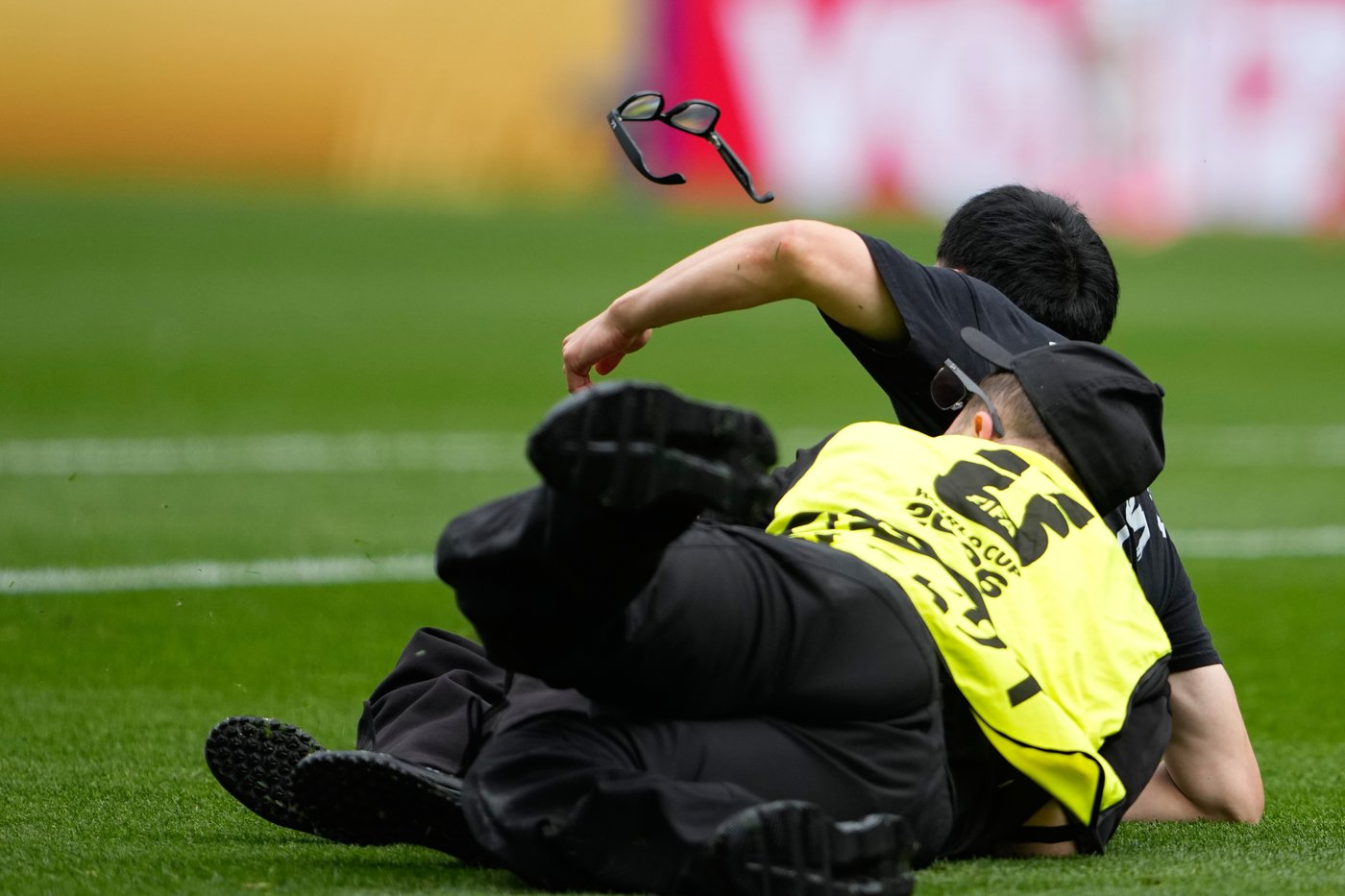 Three people run onto field and stop play during the World Cup match between Belgium and Senegal | iNFOnews.ca Three people run onto field and stop play during the World Cup match between Belgium and Senegal | iNFOnews.ca