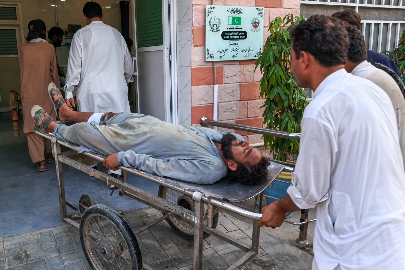 Gunmen target ambulance in Pakistan after suicide bombing at checkpoint killed 12 | iNFOnews.ca Gunmen target ambulance in Pakistan after suicide bombing at checkpoint killed 12 | iNFOnews.ca